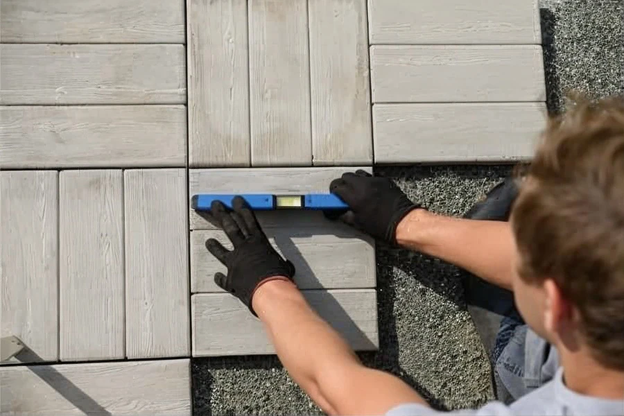 Terrasse paysagée d'une maison fleurie