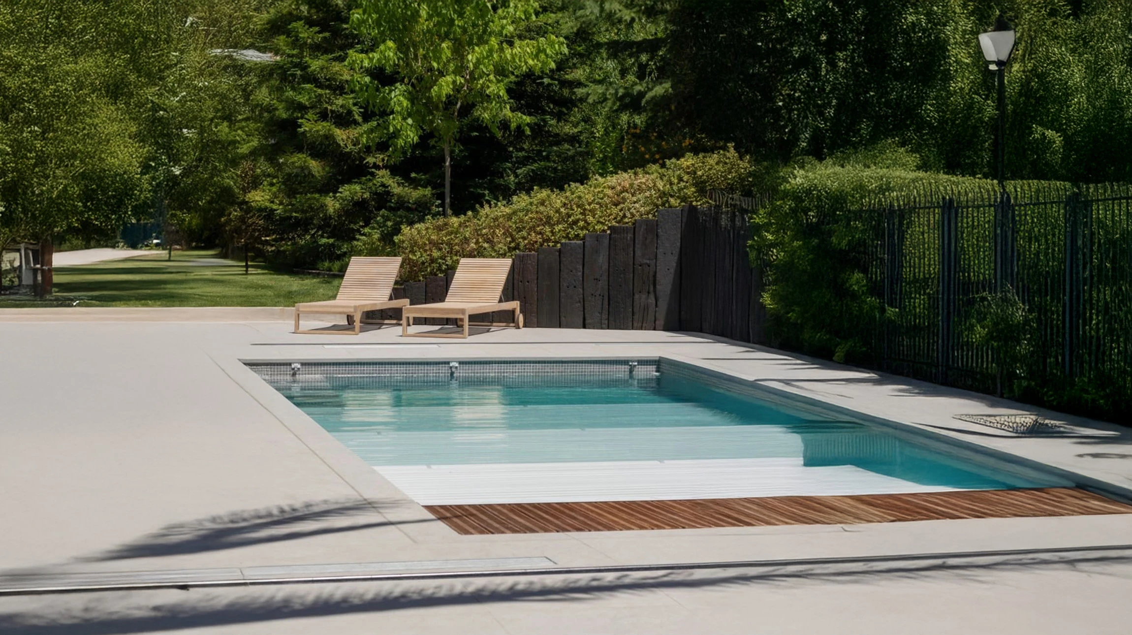 Propriété résidentielle de prestige avec façade en brique blonde, architecture géorgienne, portail d'entrée automatique à barreaudage métallique anthracite