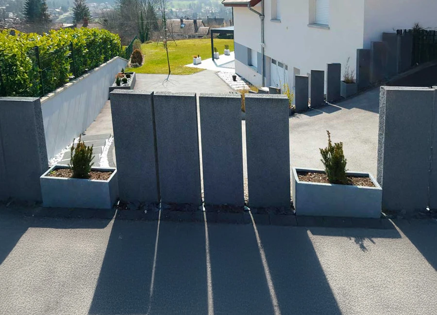 Terrasse extérieure moderne avec salon de jardin en bois massif, coussins beiges, sur platelage bois