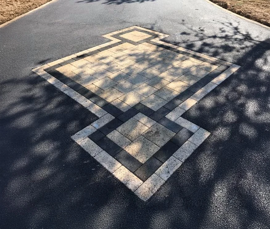 Terrasse extérieure résidentielle avec salon de jardin gris et barbecue rouge