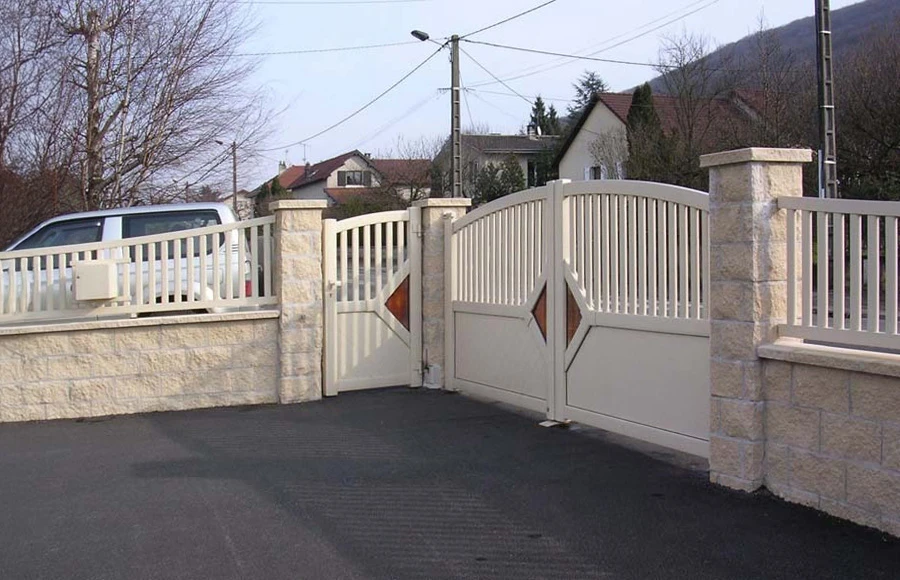 Terrasse extérieure moderne avec mobilier de jardin, chaise pliante et végétation en pots