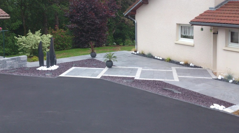 Escalier intérieur en marbre avec marches et contremarches en pierre naturelle veinée gris foncé