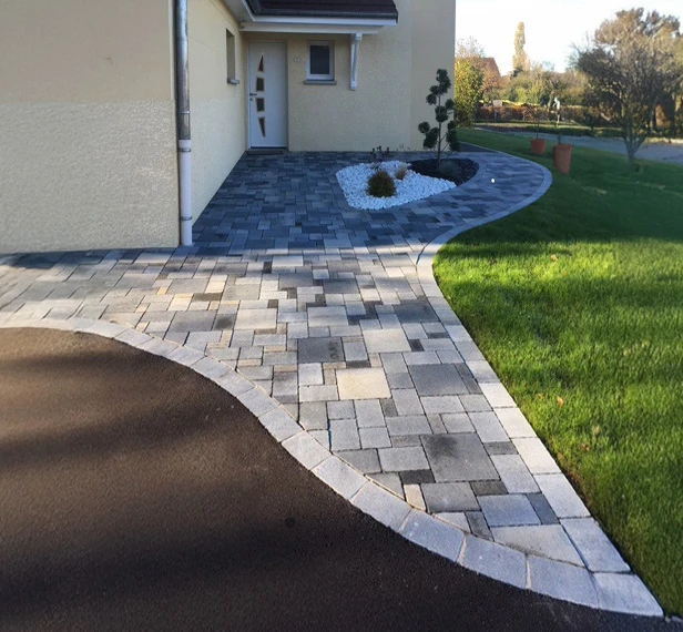 Sol intérieur carrelé en grand format avec motif pierre naturelle anthracite