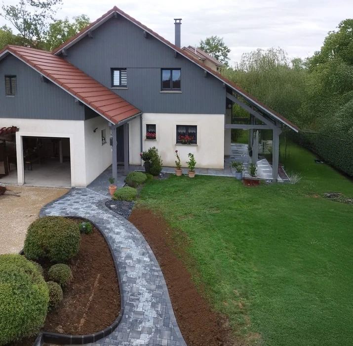 Piscine intérieure rectangulaire avec margelles en granit dans pavillon vitré