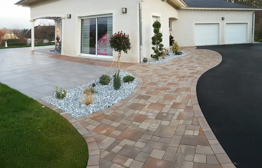 Escalier intérieur en marbre avec marches et contremarches en pierre naturelle veinée gris foncé