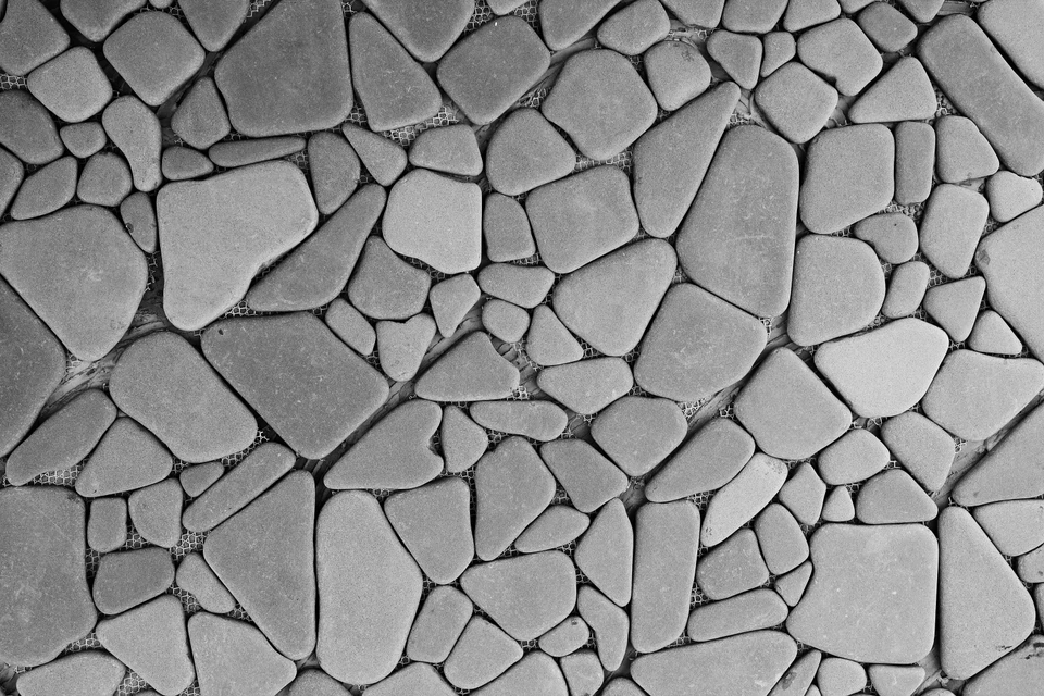 Mur de parement en pierre naturelle composé de plaquettes rectangulaires de différentes tailles disposées en opus incertum