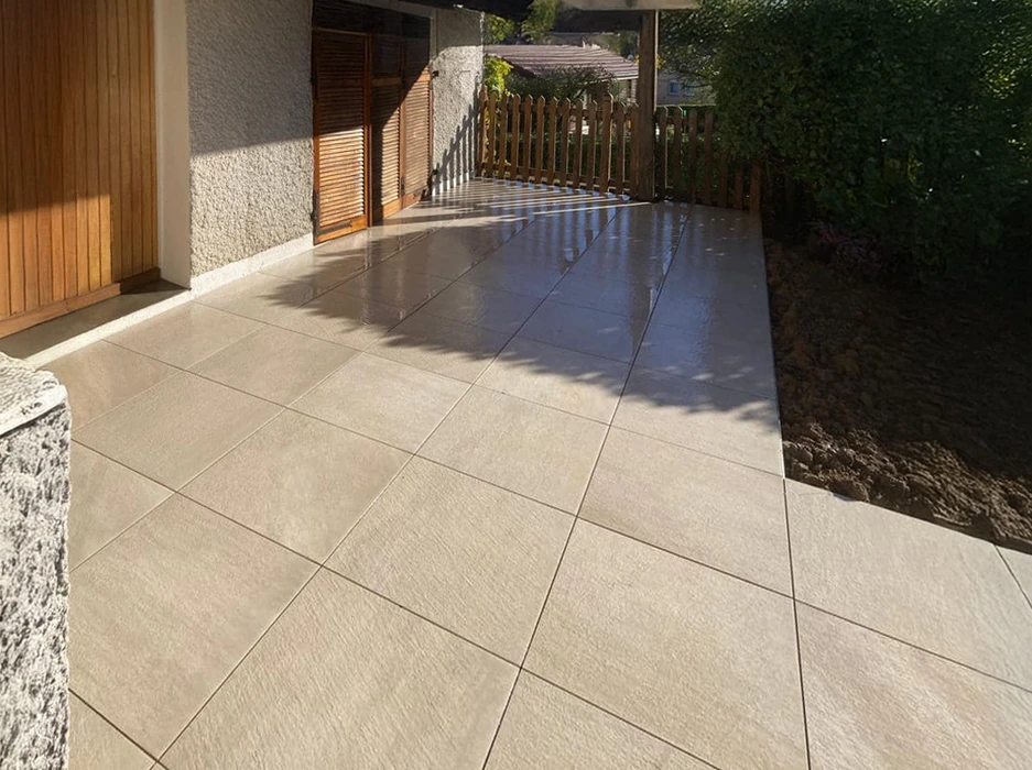 Espace de vie extérieur couvert avec cuisine d'été et salle à manger donnant sur piscine et paysage désertique montagneux