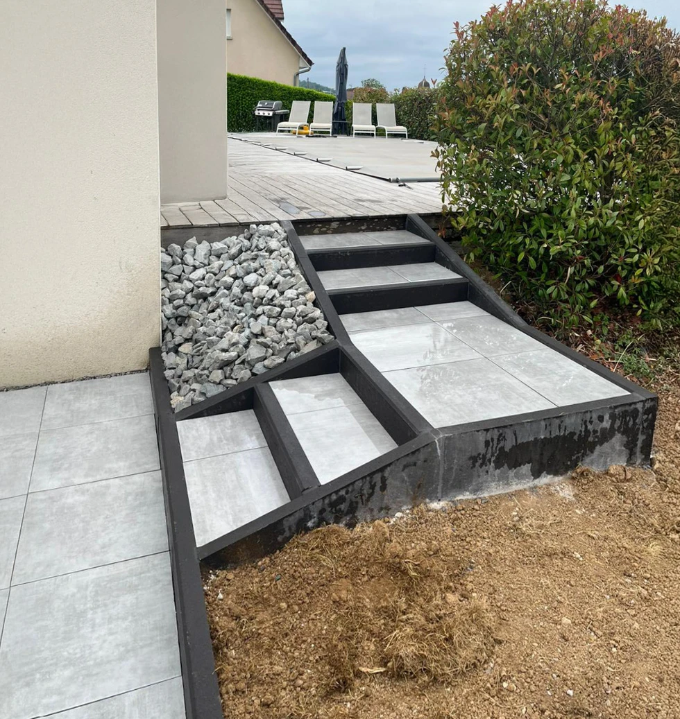 Terrasse extérieure moderne avec mobilier de jardin haut de gamme disposé sur deck en bois composite