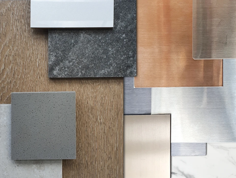 Échantillons de matériaux de construction disposés en composition artistique sur fond blanc