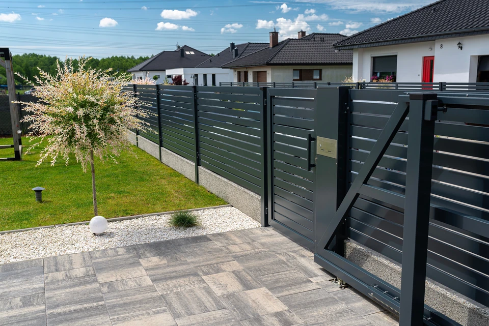 Entrée d'immeuble moderne avec interphone vidéo numérique installé sur mur texturé sombre