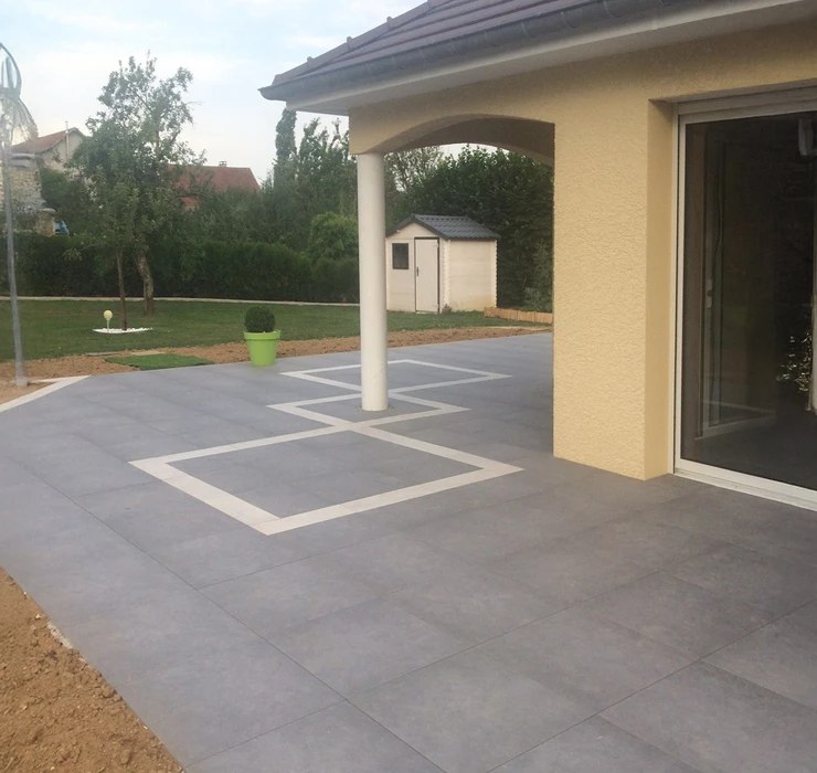 Scène extérieure résidentielle avec piscine creusée ovale à liner bleu, margelles en béton beige