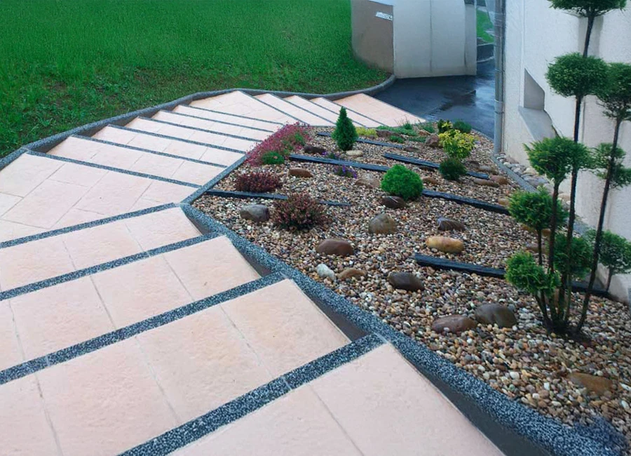 Espace extérieur résidentiel avec piscine turquoise rectangulaire et spa surélevé carrelé