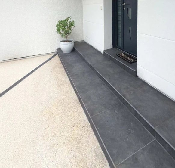 Terrasse extérieure moderne avec piscine rectangulaire à débordement, eau turquoise