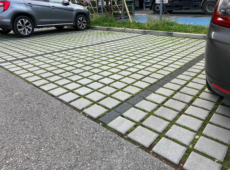 Espace de détente intérieur avec piscine couverte, terrasse extérieure et mobilier de relaxation