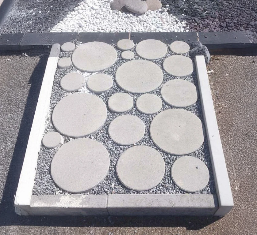 Terrasse extérieure avec piscine rectangulaire aux margelles en pierre claire, entourée d'un dallage moderne