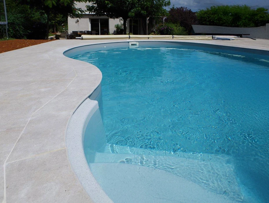 Villa contemporaine de luxe avec piscine à débordement, éclairage nocturne LED intégré