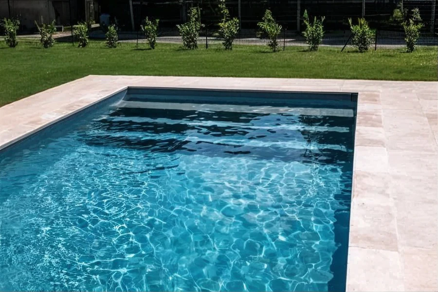 Spa extérieur avec jacuzzi circulaire surélevé intégré dans une piscine turquoise