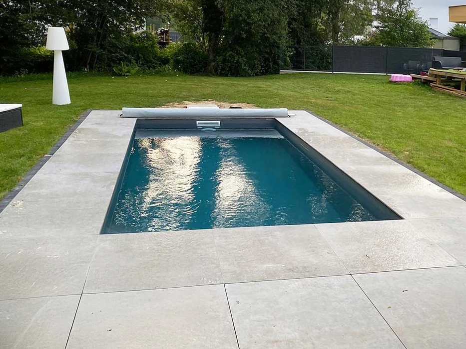 La piscine en forme de "L" dans une résidence moderne