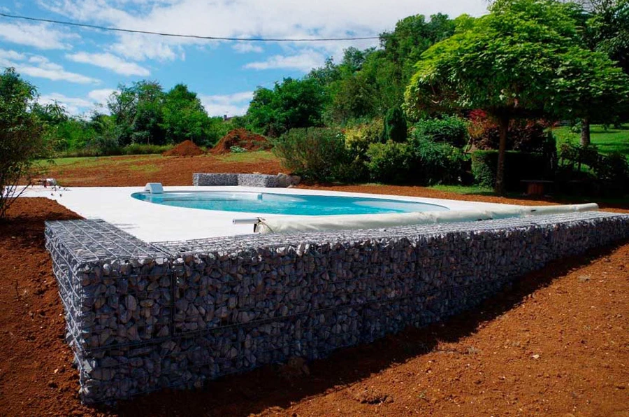 Villa contemporaine de luxe avec piscine à débordement, éclairage nocturne LED intégré