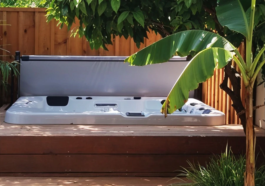 Jardin privé avec spa nordique en bois naturel équipé d'un poêle à bois central et escalier d'accès