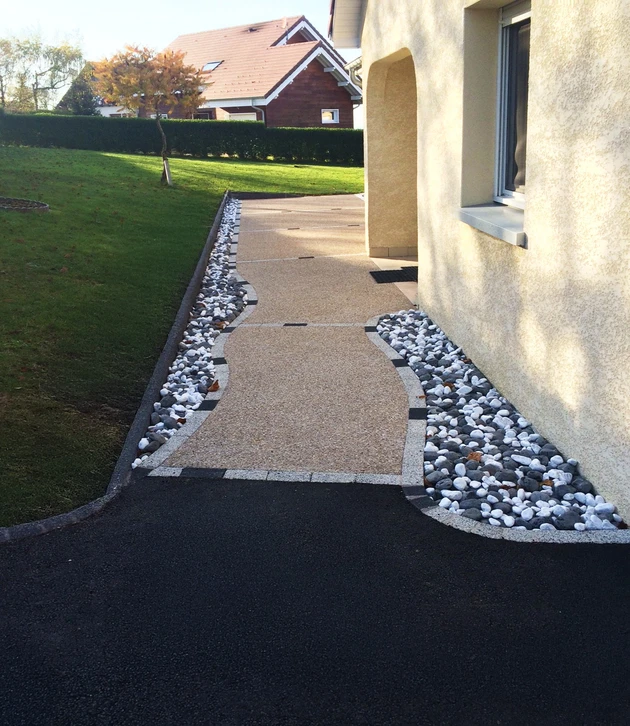Revêtement routier en enrobé bitumineux noir à granulométrie fine, surface lisse et uniforme typique d'une chaussée urbaine ou d'un parking