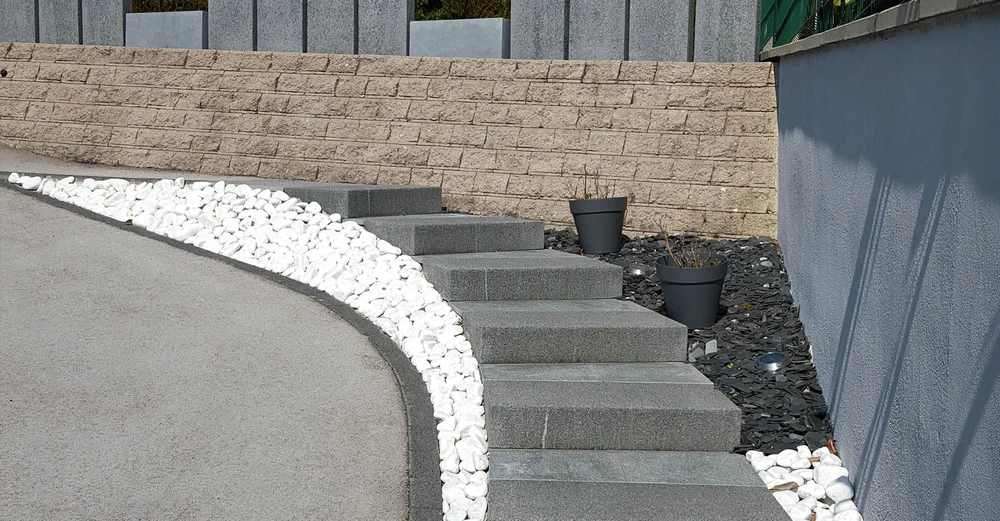 Entrée moderne d'une maison contemporaine avec terrasse couverte