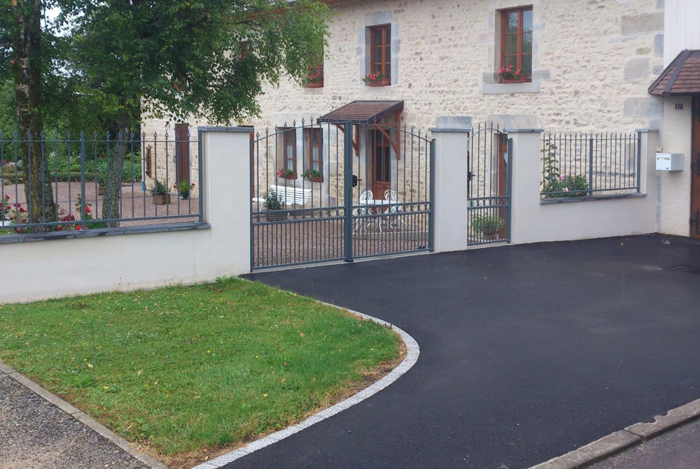 Piscine extérieure rectangulaire avec margelles en béton lissé, main courante métallique inoxydable, eau cristalline turquoise