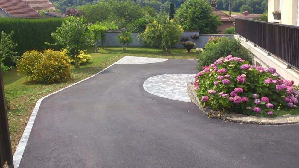 Espace extérieur avec piscine rectangulaire aux eaux turquoise en fonctionnement
