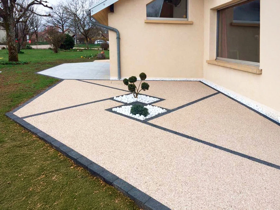 Piscine extérieure moderne en béton apparent avec parois vitrées transparentes, située dans jardin paysager avec montagnes verdoyantes en arrière-plan