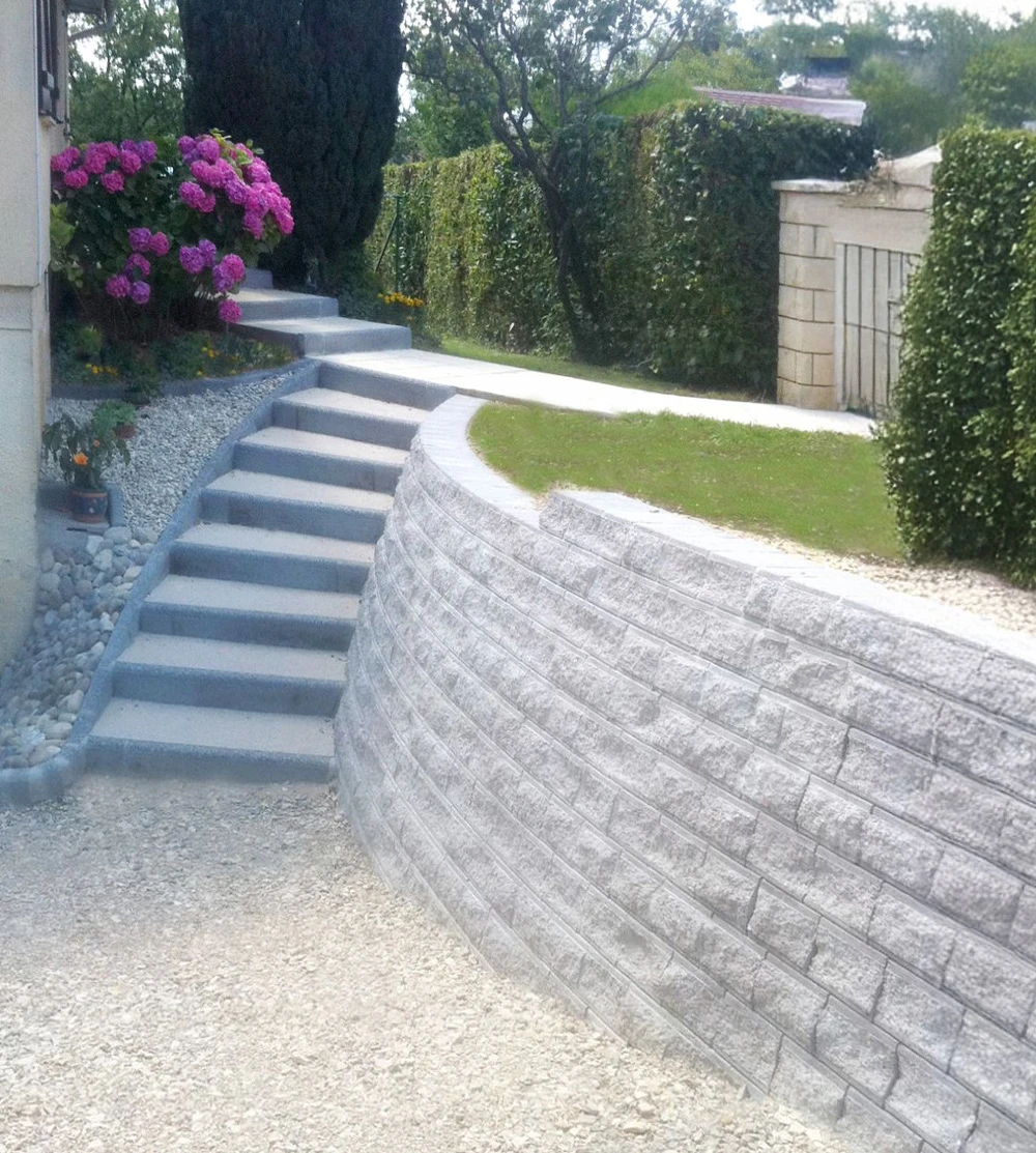 Piscine creusée circulaire avec eau bleue cristalline dans jardin résidentiel paysagé