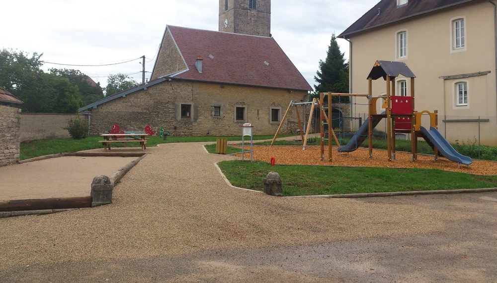 Espace extérieur avec piscine rectangulaire aux eaux turquoise en fonctionnement