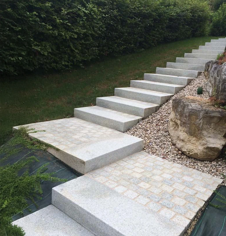 Piscine creusée circulaire avec eau bleue cristalline dans jardin résidentiel paysagé