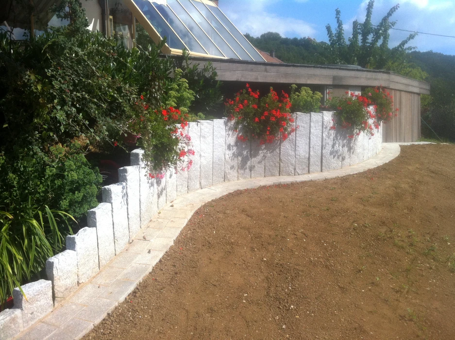 Maison contemporaine à architecture moderne avec façade bicolore gris anthracite et blanc