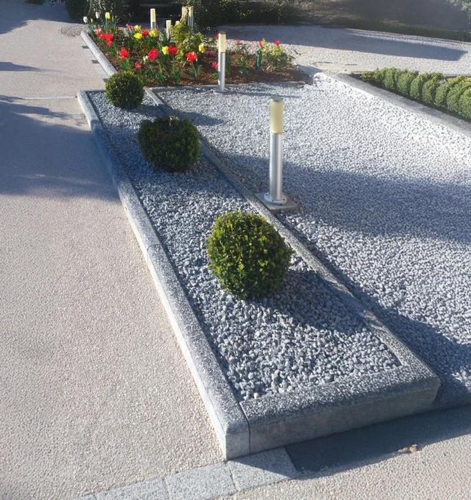 Ouvrier couvreur installant des bardeaux d'asphalte sur une toiture résidentielle