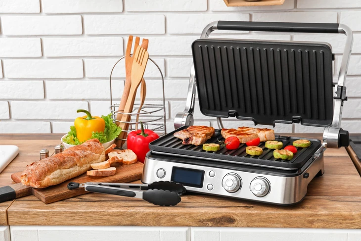 Cuisine moderne avec plan-grill électrique ouvert sur plan de travail en bois