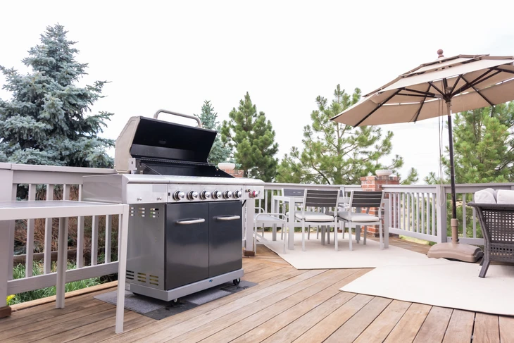 Grillades à gaz en plein air sur le patio arrière d'une maison individuelle de luxe