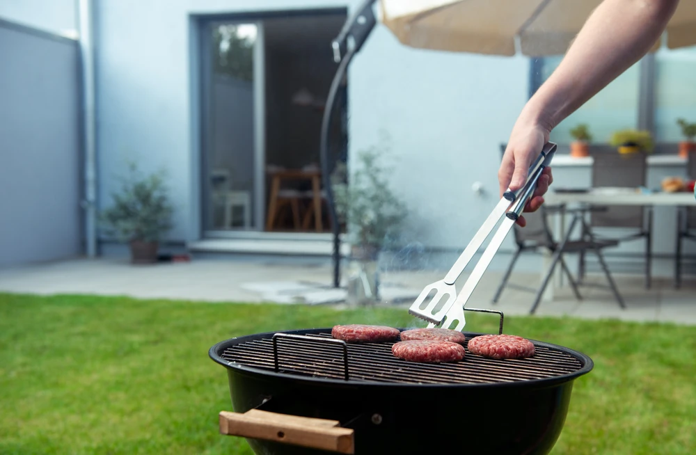 Scène extérieure de barbecue dans un jardin avec terrasse moderne