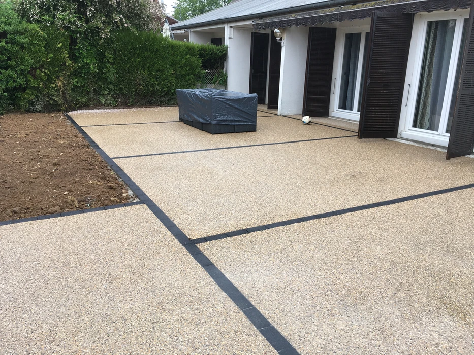 Terrasse extérieure moderne avec mobilier de jardin haut de gamme disposé sur deck en bois composite