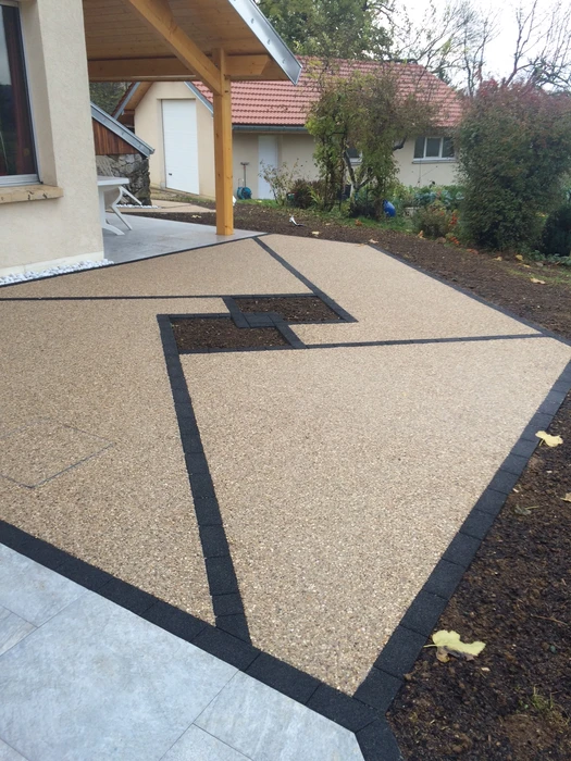 Terrasse extérieure moderne avec salon de jardin en bois massif, coussins beiges, sur platelage bois