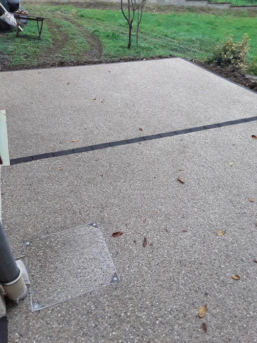 Terrasse extérieure moderne avec mobilier de jardin haut de gamme disposé sur deck en bois composite