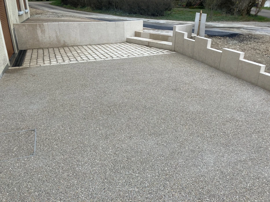 Terrasse extérieure moderne avec mobilier de jardin haut de gamme disposé sur deck en bois composite