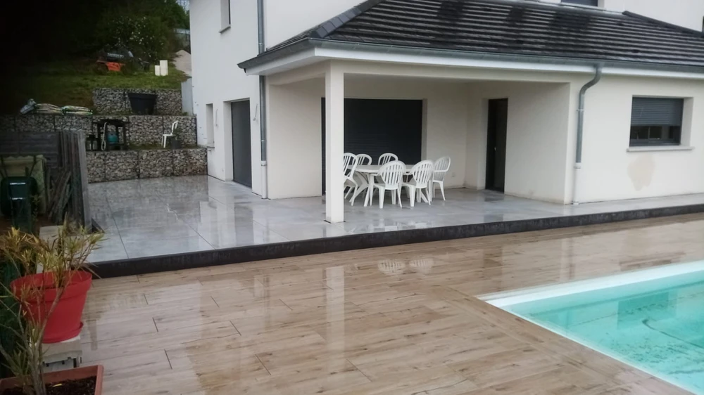 Terrasse extérieure moderne avec salon de jardin en bois massif, coussins beiges, sur platelage bois