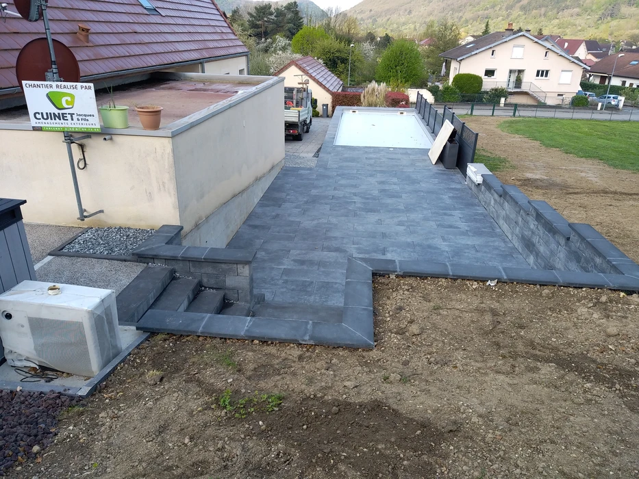 Terrasse extérieure moderne avec mobilier de jardin haut de gamme disposé sur deck en bois composite