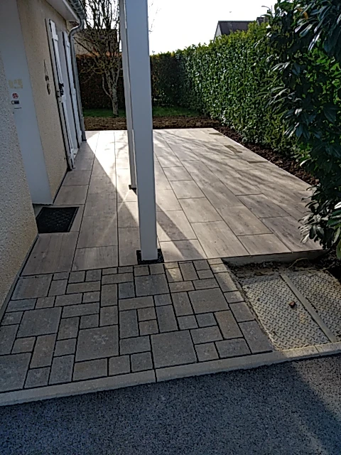 Terrasse extérieure moderne avec mobilier de jardin haut de gamme disposé sur deck en bois composite