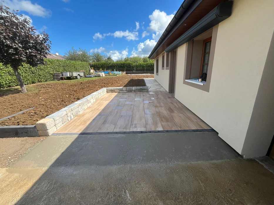 Terrasse extérieure moderne avec mobilier de jardin haut de gamme disposé sur deck en bois composite