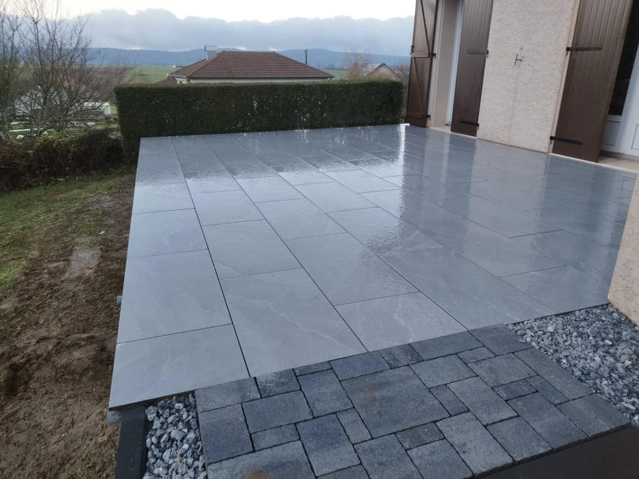 Terrasse extérieure moderne avec mobilier de jardin haut de gamme disposé sur deck en bois composite