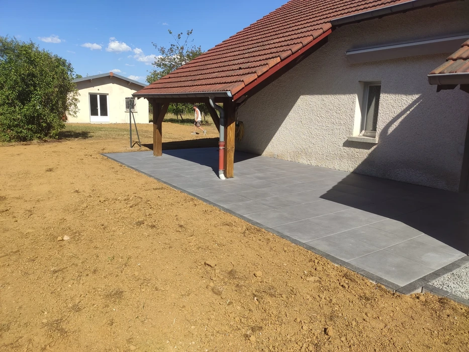 Terrasse extérieure moderne avec mobilier de jardin haut de gamme disposé sur deck en bois composite