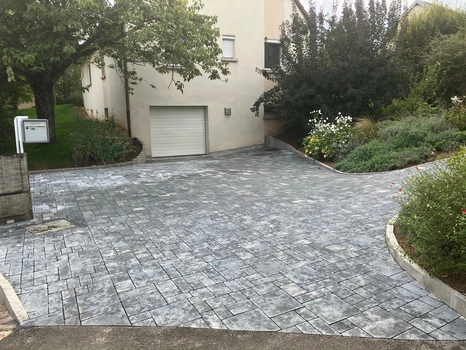 Piscine creusée circulaire avec eau bleue cristalline dans jardin résidentiel paysagé