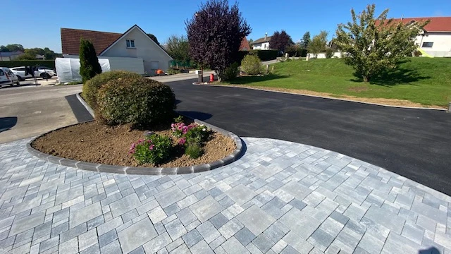 Piscine creusée circulaire avec eau bleue cristalline dans jardin résidentiel paysagé