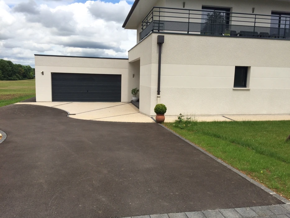 Piscine creusée circulaire avec eau bleue cristalline dans jardin résidentiel paysagé